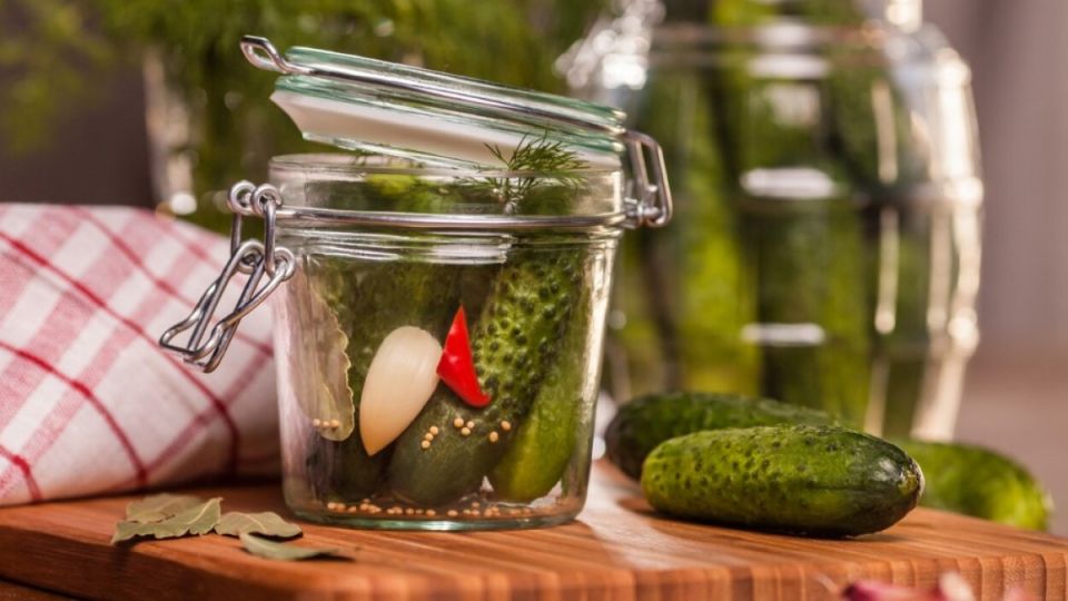 Хрустящие малосольные огурчики готовлю всего за 1 час: вкус отменный — за обе щеки уплетает вся семья