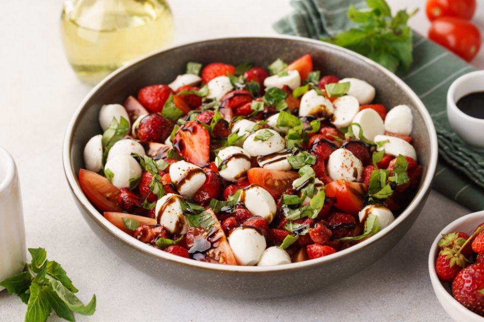 Свежий салат с клубникой и помидорами: идеальное летнее угощение