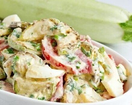 Невероятный салат с жареными кабачками