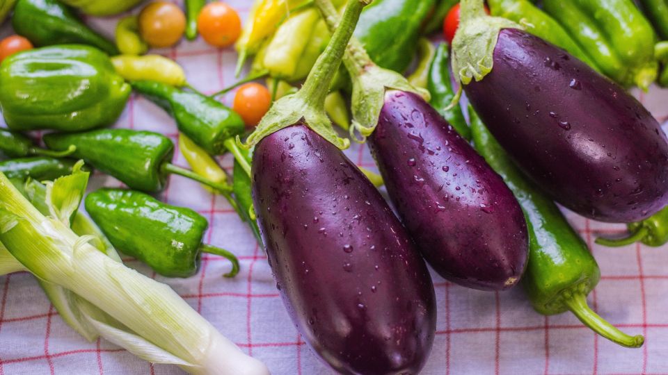 В Грузии баклажаны маринуют с этой ароматной добавкой: съедают до холодов