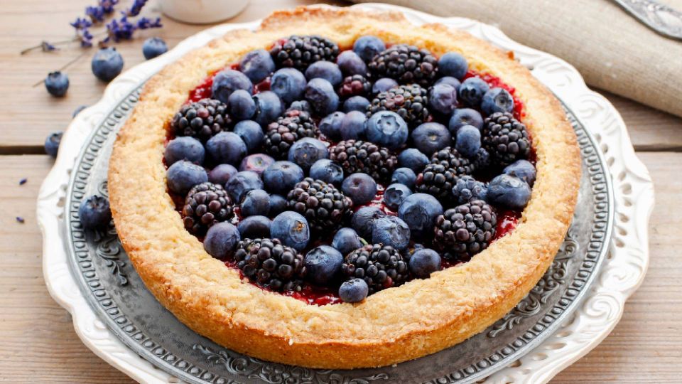 Нежнейший пирог с начинкой из ягод затмит шарлотку: близкие съедят все до кусочка