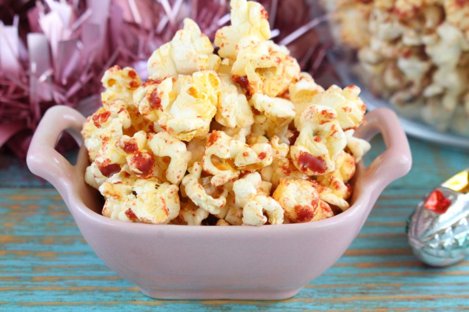 Рождественская сказка на кухне: как приготовить попкорн с корицей и паприкой