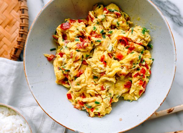 Вкусный сюрприз от китайской кухни: удивительная болтунья с квашеными перцами