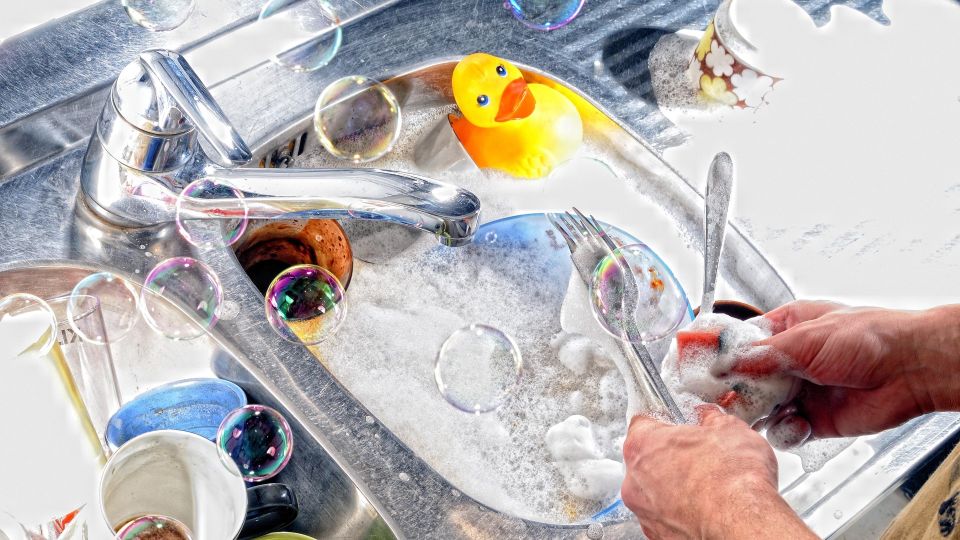 Тарелки станут белее первого снега: вот как убрать застарелый желтый налет