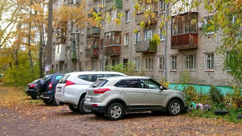 Как защитить свое право на тишину: новые правила по парковке под окнами в 2026 году