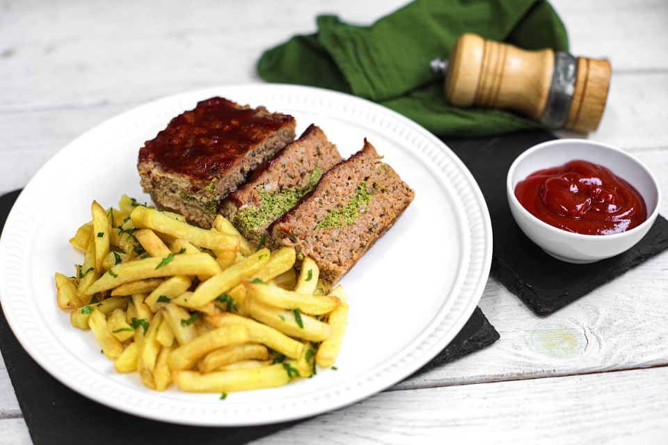 Митлоф из свинины с шпинатом и картофелем фри