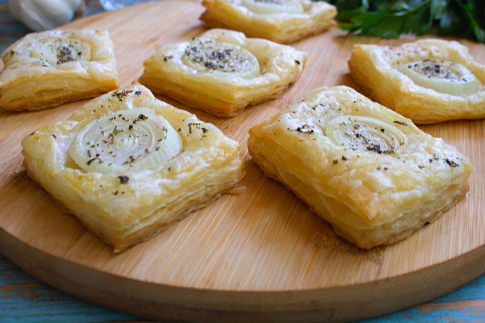 Слойки из готового теста с луком и травами: простое угощение за минуты