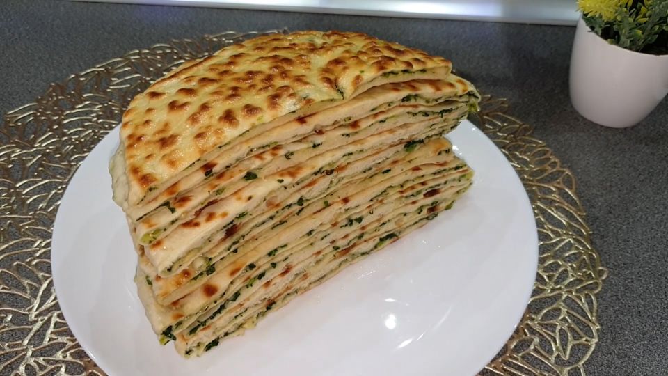 Лепешки на кефире с зеленью и сыром — простой и вкусный домашний рецепт