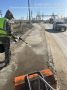 Подрядчик Управы Гагаринского округа проводит уборку тротуаров