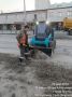 Продолжаются работы по уборке прибордюрной части дорог с использованием специализированной техники и дорожных рабочих АО Якутдорстрой на улице: