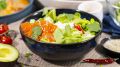 Покорите свои вкусовые рецепторы: освежающий поке с красной рыбой и авокадо