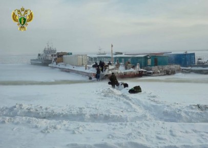 Якутские морозы заперли корабли на реке Лена