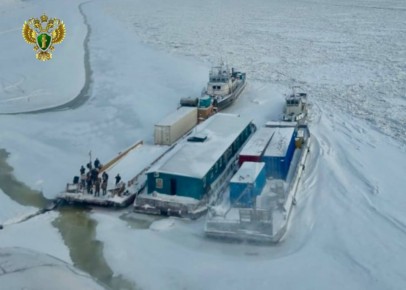 Экипаж двух судов, вставших во льдах на севере Якутии, эвакуирован в поселок Тикси, сообщили в Восточно-Сибирской транспортной прокуратуре