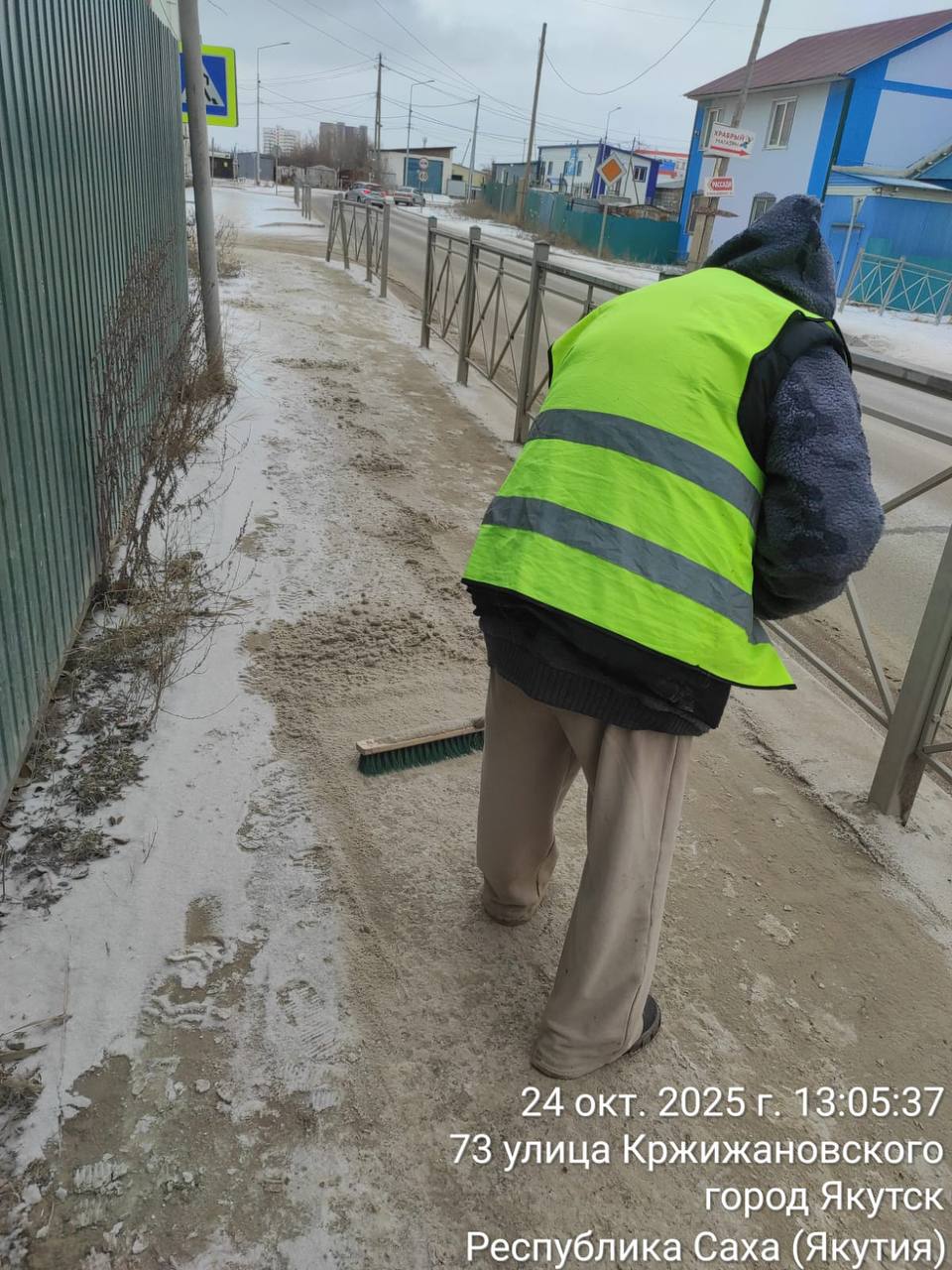 Продолжается уборка тротуаров подрядчиком Управы Промышленного округа Продолжается уборка тротуаров подрядчиком Управы Промышленного округа