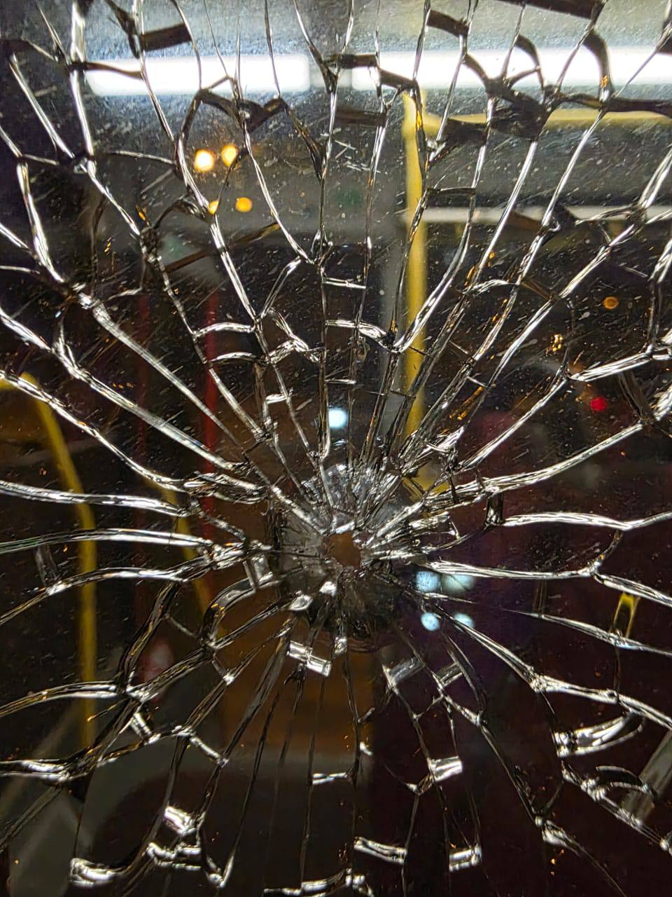 В Якутске снова повредили автобус — камнем разбили заднее стекло В Якутске снова повредили автобус — камнем разбили заднее стекло