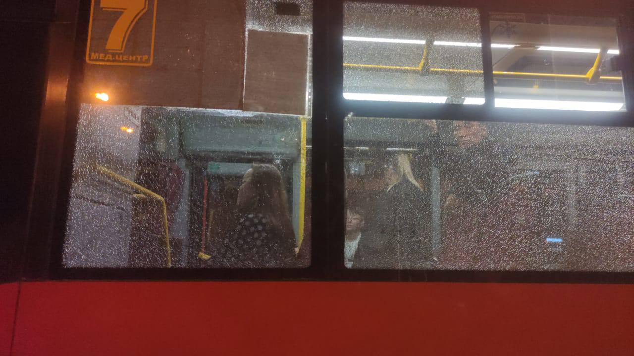 В Якутске снова повредили автобус — камнем разбили заднее стекло В Якутске снова повредили автобус — камнем разбили заднее стекло