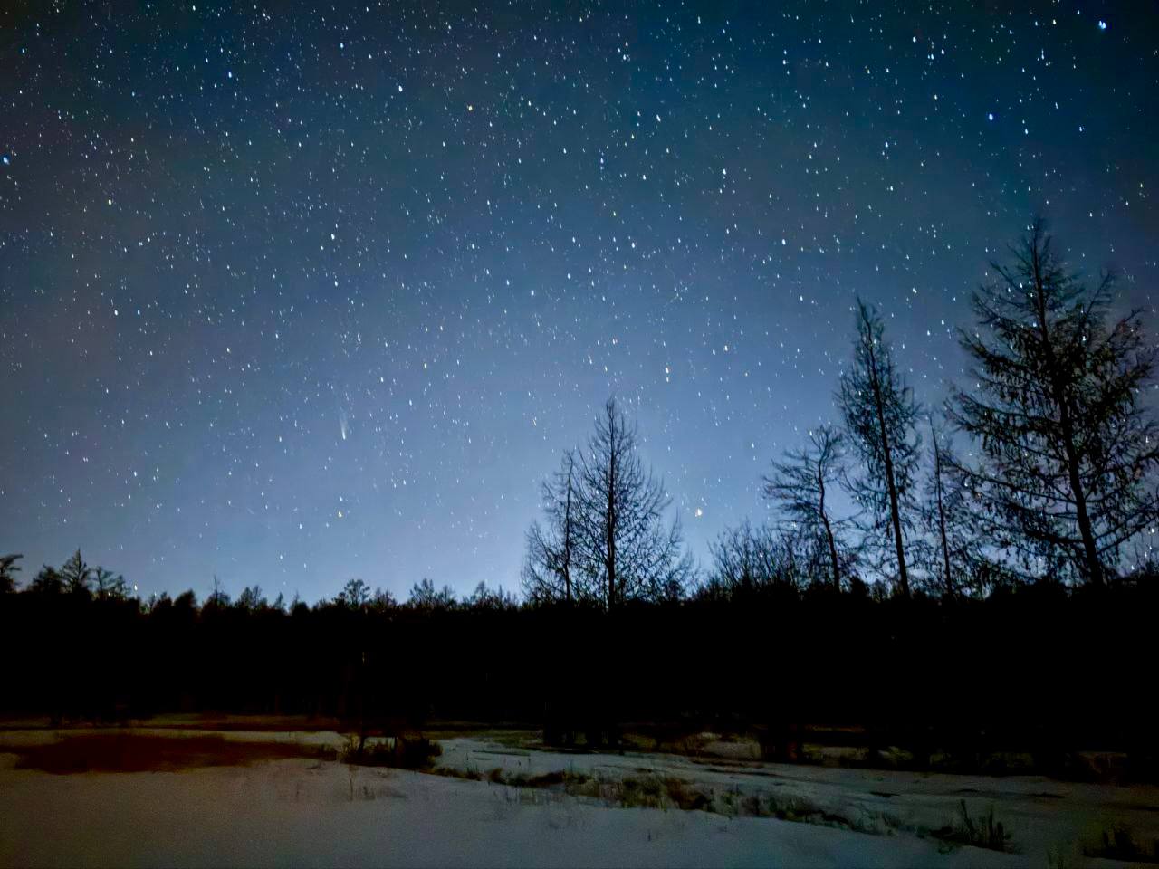 Комету C/2025 A6 (Lemmon) удалось запечатлеть на ночном небе вдоль Вилюйского тракта