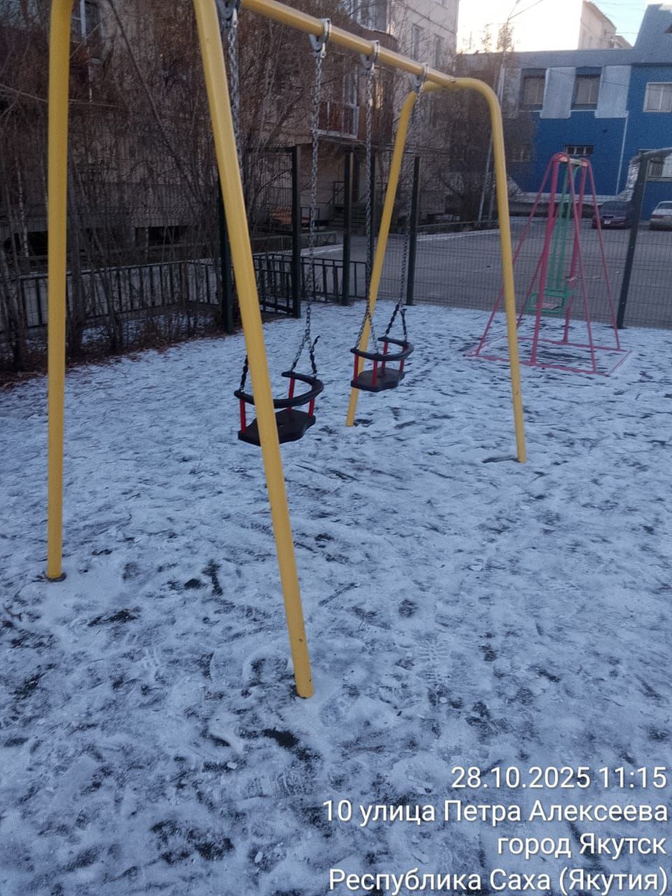 Уборка муниципальными дворниками детских площадок на территории Строительного округа Уборка муниципальными дворниками детских площадок на территории Строительного округа