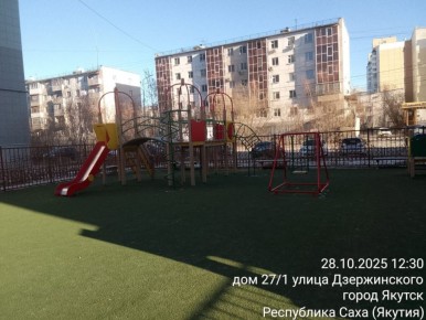 Уборка муниципальными дворниками детских площадок на территории Строительного округа