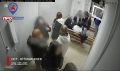 На тёплых автобусных остановках города замечена неприятная тенденция — подростки собираются внутри, щёлкают семечки, передвигают скамейки, мусорят и выключают свет