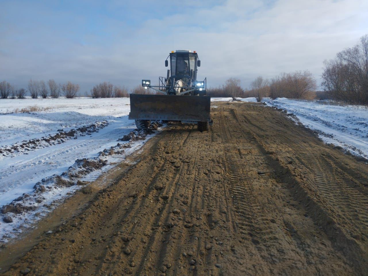 Ледовые переправы через реку Лену в Якутии готовят к открытию Ледовые переправы через реку Лену в Якутии готовят к открытию