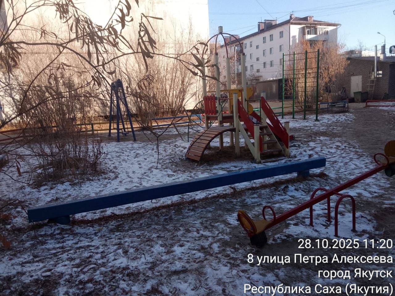 Уборка муниципальными дворниками детских площадок на территории Строительного округа Уборка муниципальными дворниками детских площадок на территории Строительного округа
