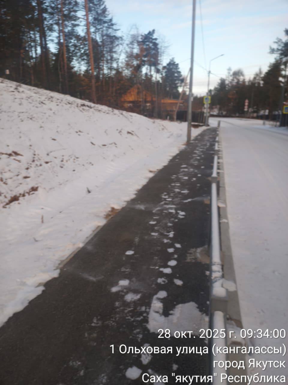 Дворники убирают тротуары после падения снега, чтобы поддерживать чистоту и безопасность Дворники убирают тротуары после падения снега, чтобы поддерживать чистоту и безопасность