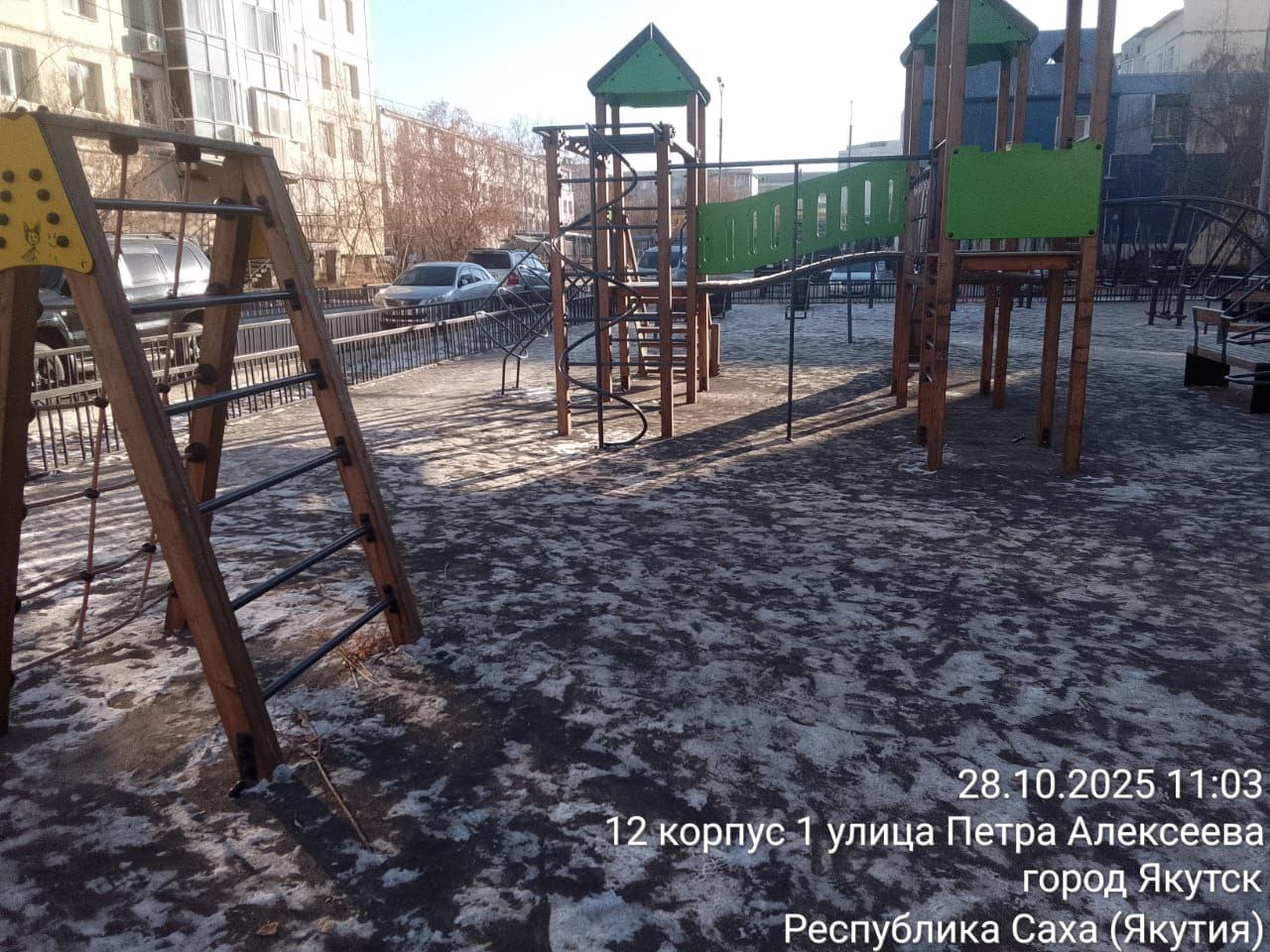 Уборка муниципальными дворниками детских площадок на территории Строительного округа Уборка муниципальными дворниками детских площадок на территории Строительного округа