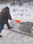 Дворники убирают тротуары после падения снега, чтобы поддерживать чистоту и безопасность