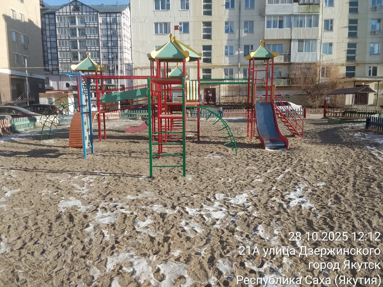 Уборка муниципальными дворниками детских площадок на территории Строительного округа Уборка муниципальными дворниками детских площадок на территории Строительного округа
