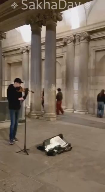 Сюжет из ночного Лувра передаёт @ayarkuo посредством запрещеной в России социальной сети