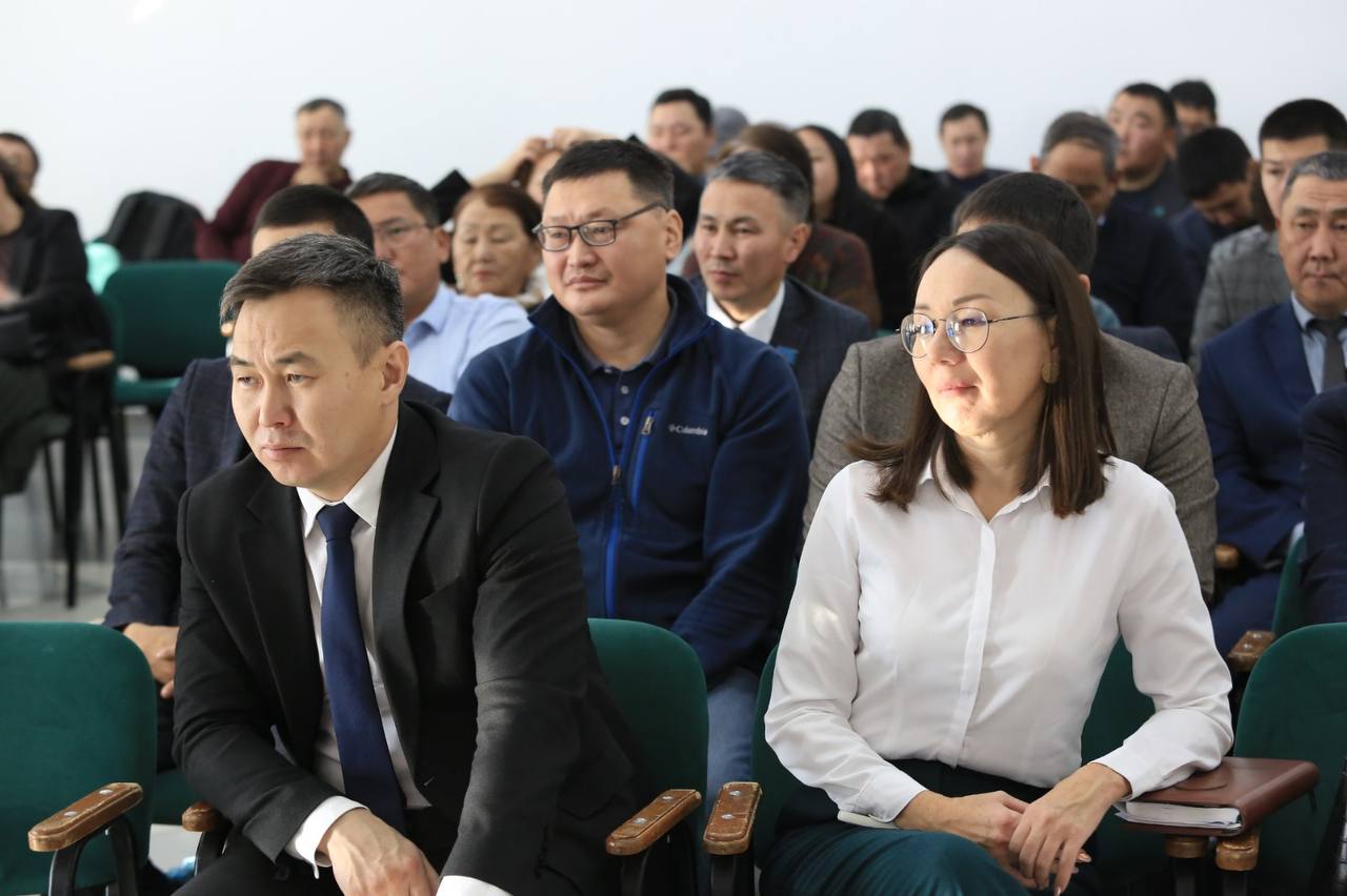 Норуот дьокутааттара алтынньы 27 кнгэр Ил Тмээ 33-с Федеральнай сокуон иитинэн бэйэбит рспблкэбитигэр олохтоох бэйэни салайыныы сокуонун барылын киллэрдилэр Норуот дьокутааттара алтынньы 27 кнгэр Ил Тмээ 33-с Федеральнай сокуон иитинэн бэйэбит рспблкэбитигэр олохтоох бэйэни салайыныы сокуонун барылын киллэрдилэр