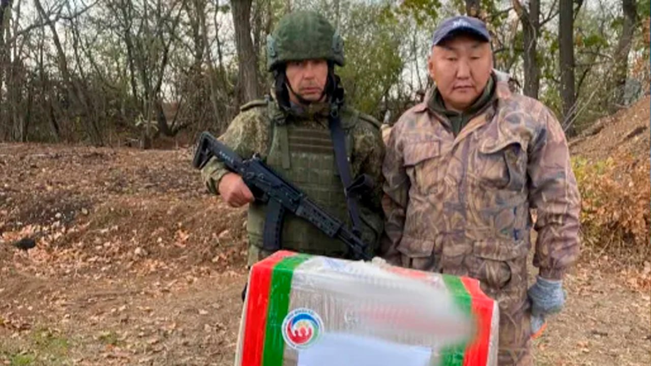 Сотрудники опорного пункта в зоне СВО передали бойцам из Якутии ещё один автомобиль