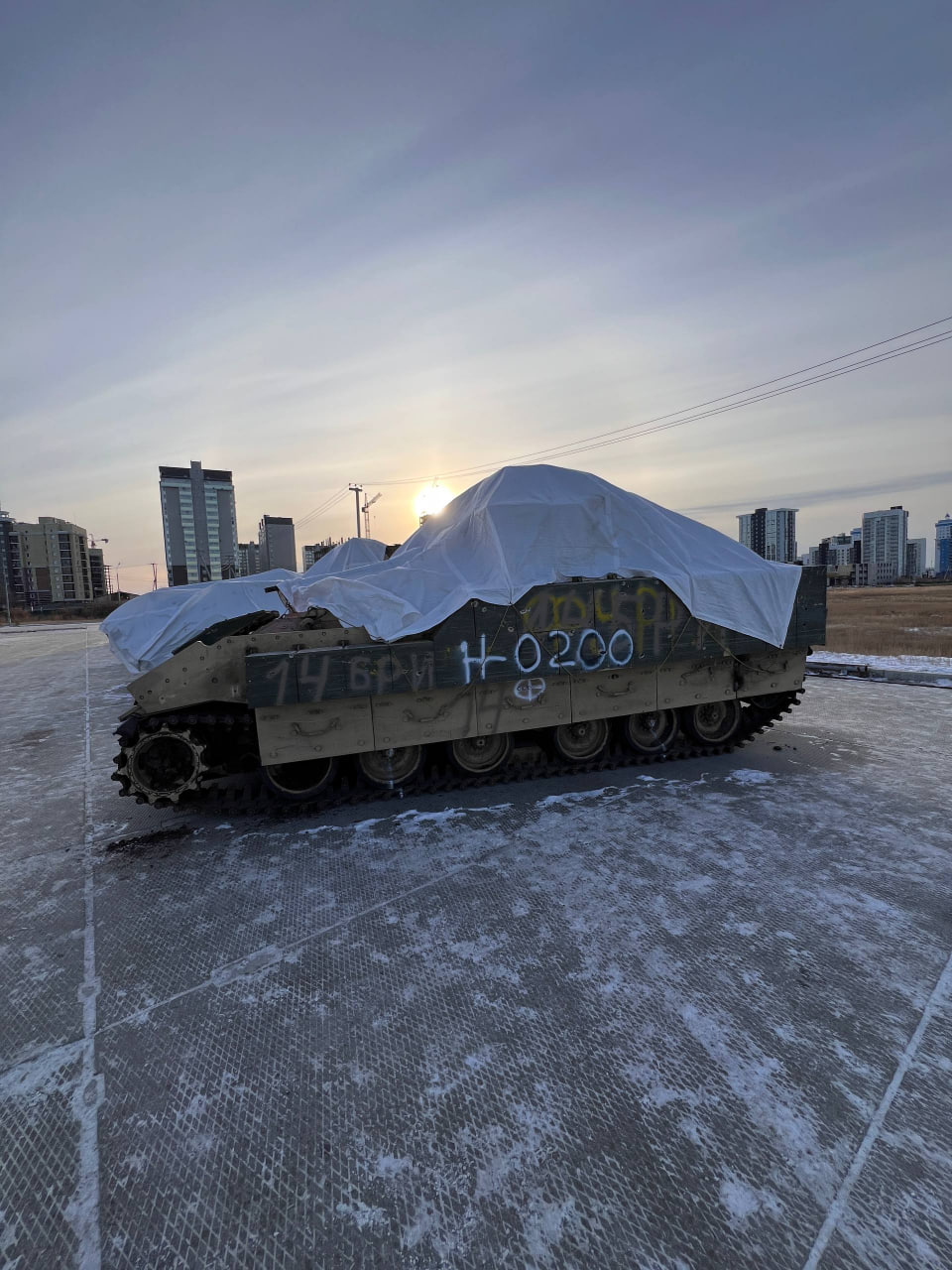 Уже привезли технику НАТО к историческому парку «Россия - моя история" Уже привезли технику НАТО к историческому парку «Россия - моя история"