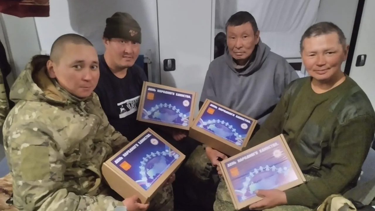 Накануне Дня народного единства бойцам из Якутии на фронтах специальной военной операции и раненым военнослужащим в военных госпиталях вручают подарочные наборы - продукты из родной республики
