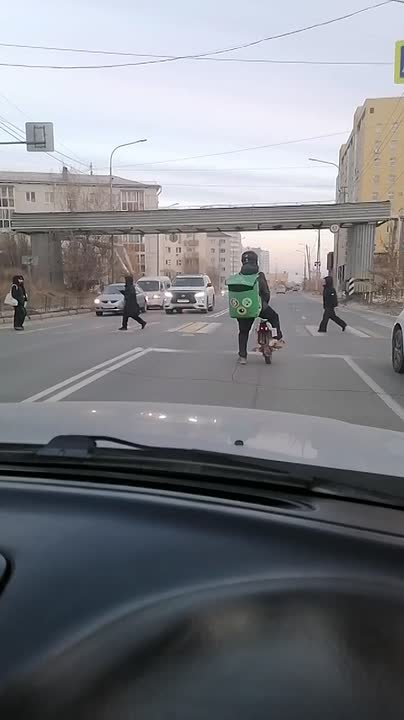 Курьеры нового времени... Интересно а он переобулся?