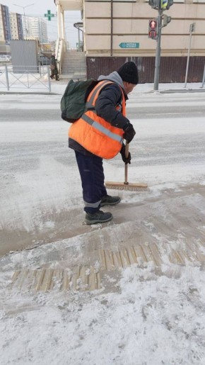 Уборка улиц от мусора, очистка от снега переходы, скверы и пешеходные переходы муниципальными дворниками Промышленный