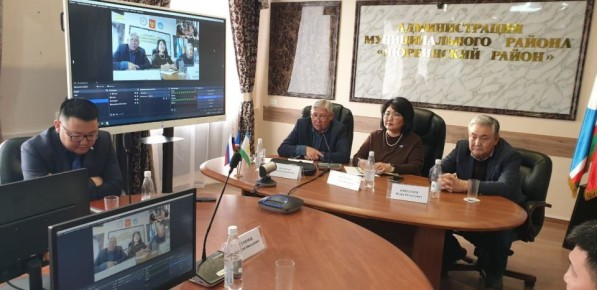 Алтынньы 29 к. улуус дьаалтатыгар Ил Тмэн олохтоох салайыныы боппуруостарыгар сис кэмитиэтин бэрэссэдээтэлэ Владимир Прокопьевы уонна С Ил Дарханын сбэитэ Игорь Николаевы кытта крс буолла