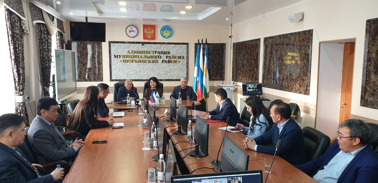 Алтынньы 29 к. улуус дьаалтатыгар Ил Тмэн олохтоох салайыныы боппуруостарыгар сис кэмитиэтин бэрэссэдээтэлэ Владимир Прокопьевы уонна С Ил Дарханын сбэитэ Игорь Николаевы кытта крс буолла Алтынньы 29 к. улуус дьаалтатыгар Ил Тмэн олохтоох салайыныы боппуруостарыгар сис кэмитиэтин бэрэссэдээтэлэ Владимир Прокопьевы уонна С Ил Дарханын сбэитэ Игорь Николаевы кытта крс буолла