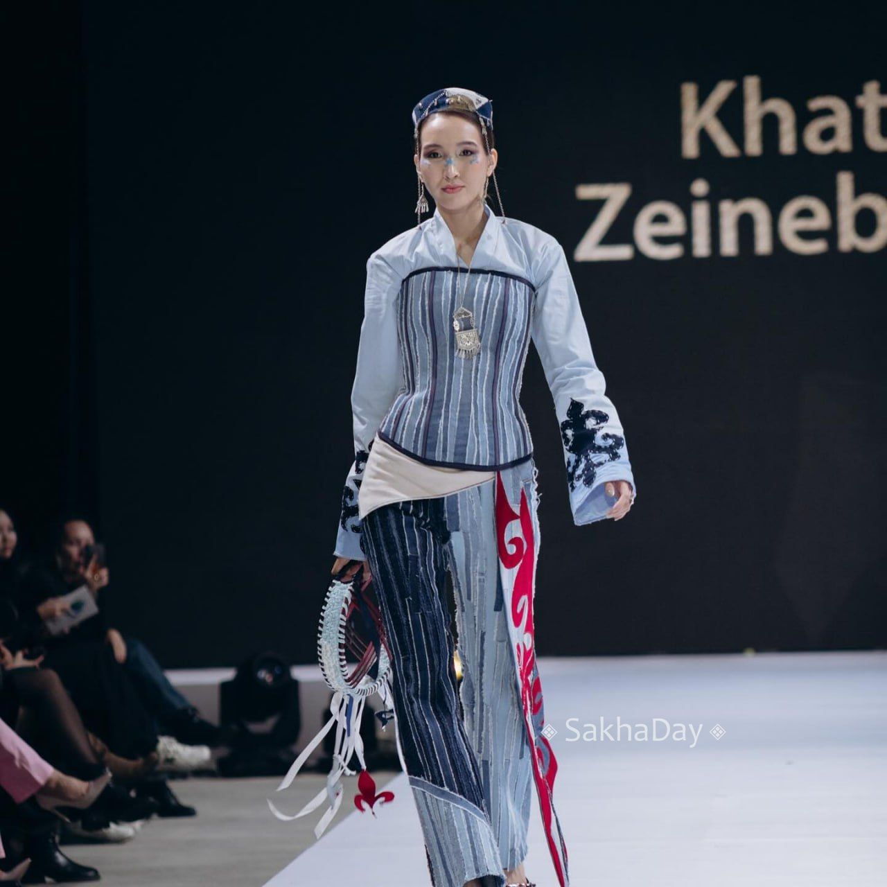 Якутянка Айыына Пудова на показе в Дубае Якутянка Айыына Пудова на показе в Дубае