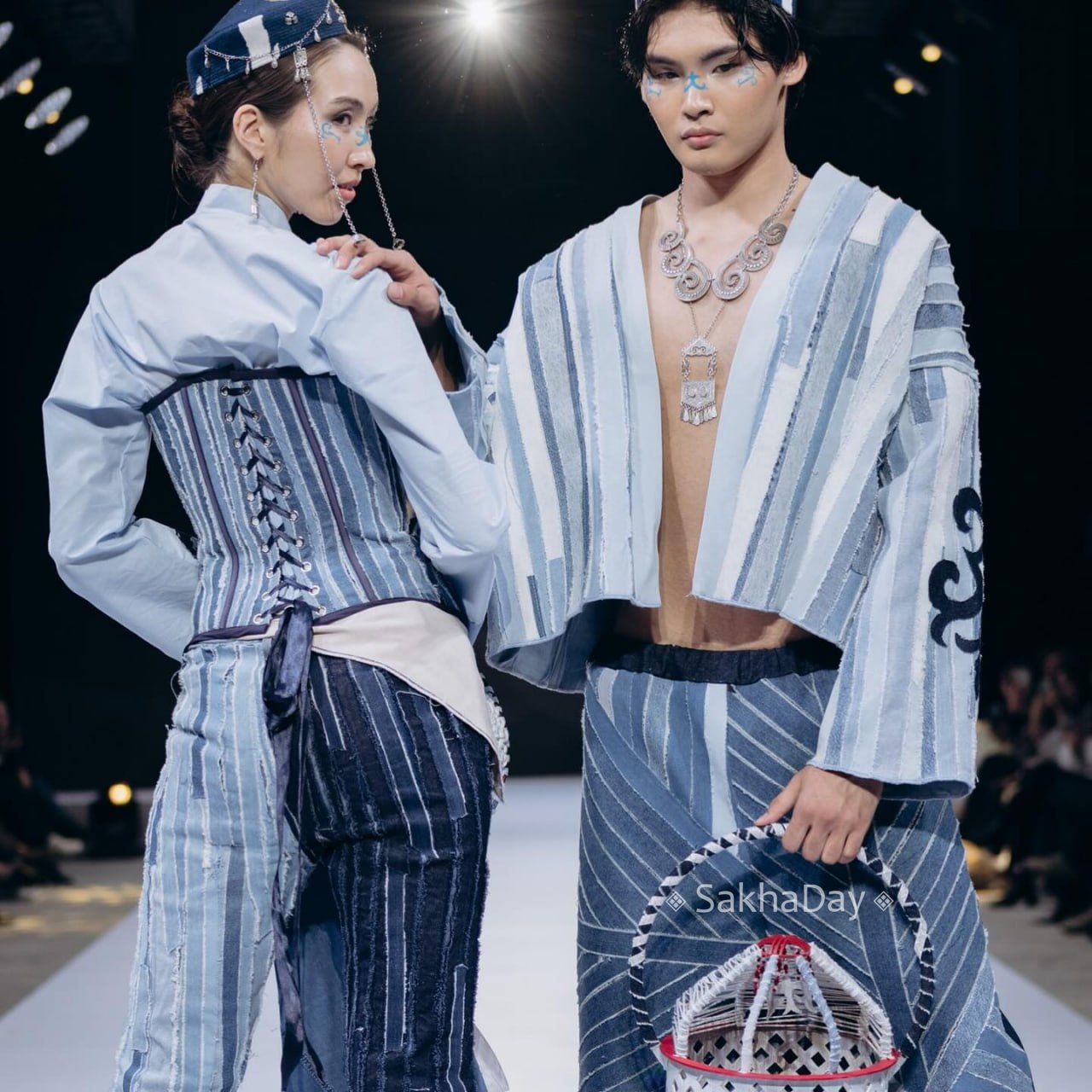 Якутянка Айыына Пудова на показе в Дубае Якутянка Айыына Пудова на показе в Дубае