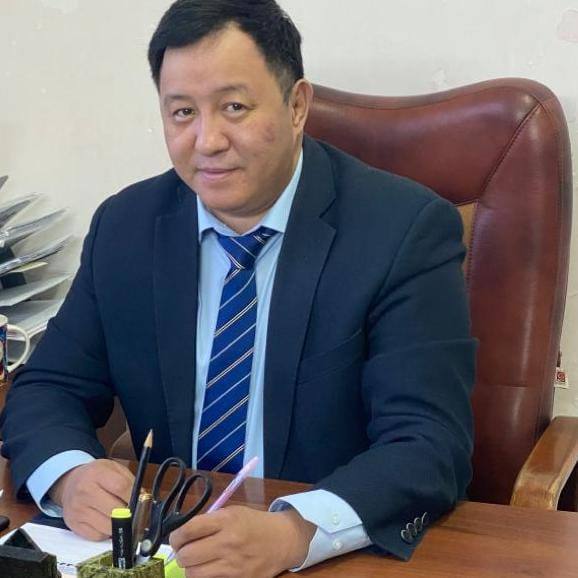 Амма улууун киин балыыатын кылаабынай бырааа, улуус Мунньаын дьокутаата Михаил Архипов олохтоох бэйэни салайыныы туунан кэпсэтиигэ ыытыллыбыт “тгрк остуолга” сылдьан баран, Ил Тмэн бэрэссэдээтэлэ Алексей Еремеев турар...