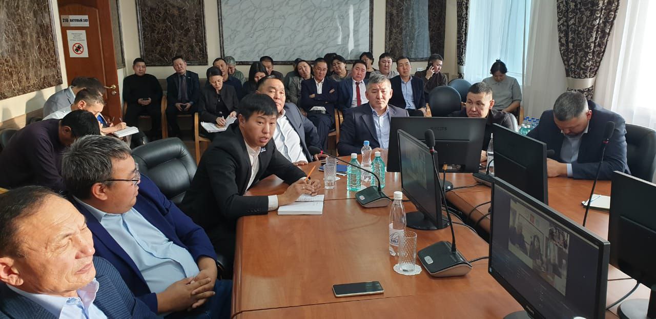 Алтынньы 29 к. улуус дьаалтатыгар Ил Тмэн олохтоох салайыныы боппуруостарыгар сис кэмитиэтин бэрэссэдээтэлэ Владимир Прокопьевы уонна С Ил Дарханын сбэитэ Игорь Николаевы кытта крс буолла Алтынньы 29 к. улуус дьаалтатыгар Ил Тмэн олохтоох салайыныы боппуруостарыгар сис кэмитиэтин бэрэссэдээтэлэ Владимир Прокопьевы уонна С Ил Дарханын сбэитэ Игорь Николаевы кытта крс буолла