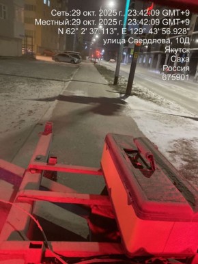 Механическая работа подрядной организацией по очистке тротуаров на территории Строительного округа