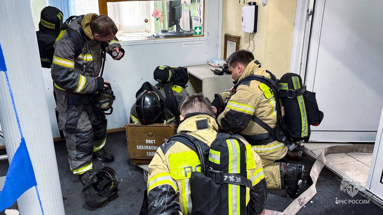 Эвакуация и тушение: как тренируются сотрудники МЧС России Эвакуация и тушение: как тренируются сотрудники МЧС России