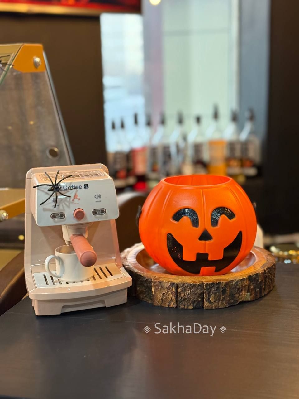 Хэллоуин в Якутске. Несмотря на некоторые запреты и ограничения заведения столицы украшены атрибутикой "чуждого праздника" Хэллоуин в Якутске. Несмотря на некоторые запреты и ограничения заведения столицы украшены атрибутикой "чуждого праздника"