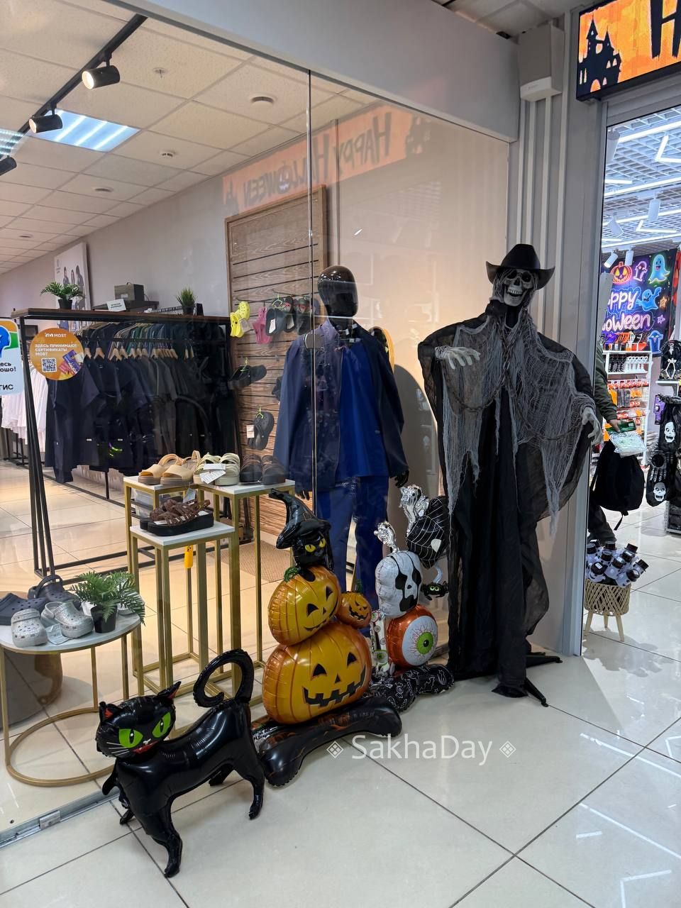 Хэллоуин в Якутске. Несмотря на некоторые запреты и ограничения заведения столицы украшены атрибутикой "чуждого праздника" Хэллоуин в Якутске. Несмотря на некоторые запреты и ограничения заведения столицы украшены атрибутикой "чуждого праздника"