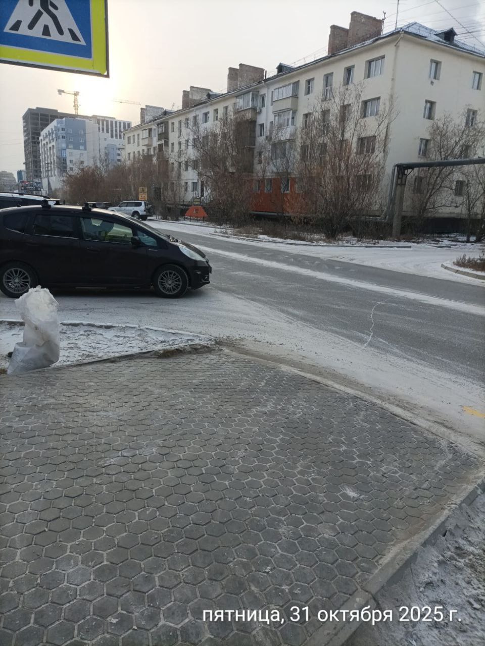 Ежедневная работа муниципальных дворников на территории Строительного округа