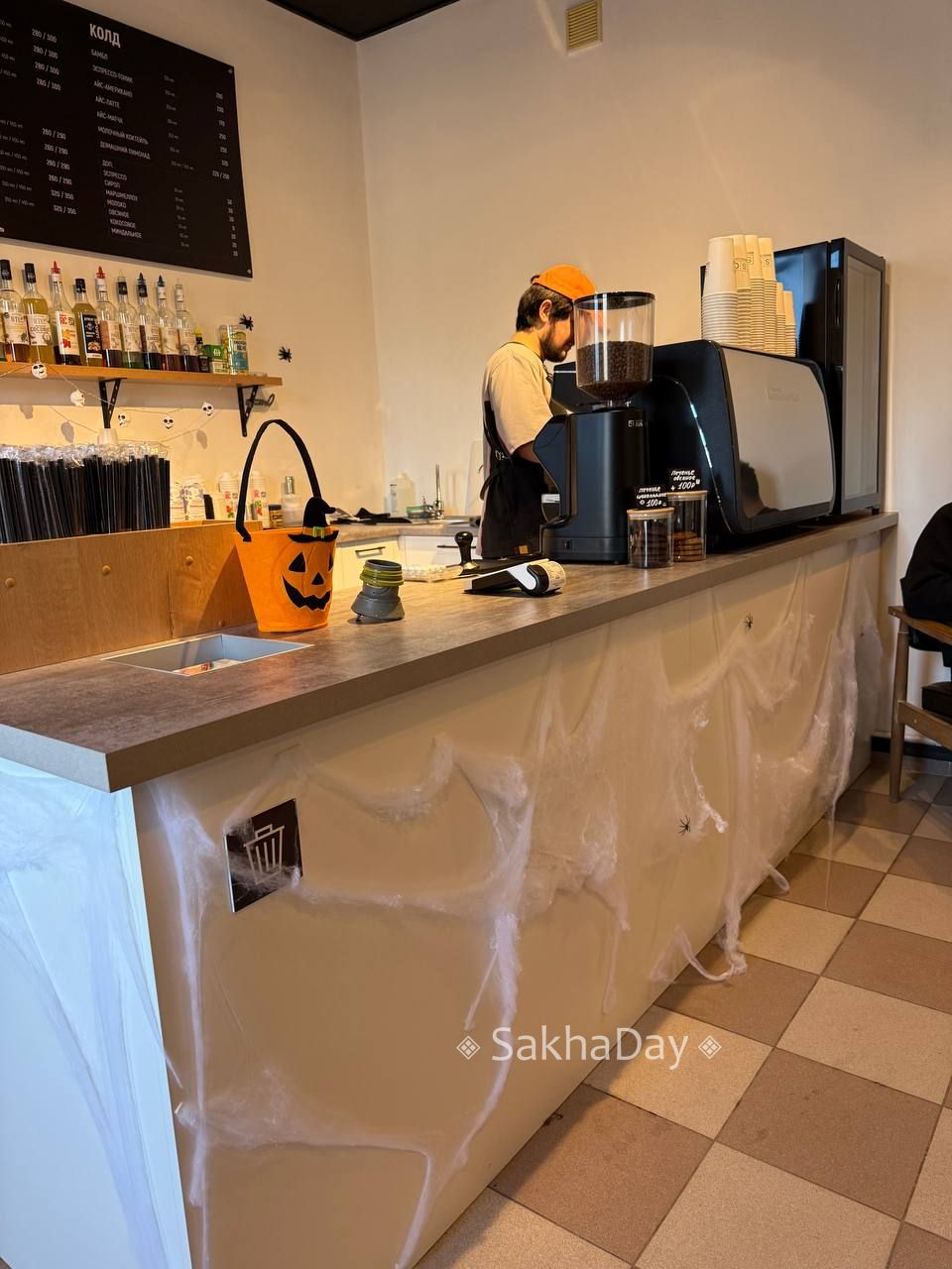 Хэллоуин в Якутске. Несмотря на некоторые запреты и ограничения заведения столицы украшены атрибутикой "чуждого праздника" Хэллоуин в Якутске. Несмотря на некоторые запреты и ограничения заведения столицы украшены атрибутикой "чуждого праздника"