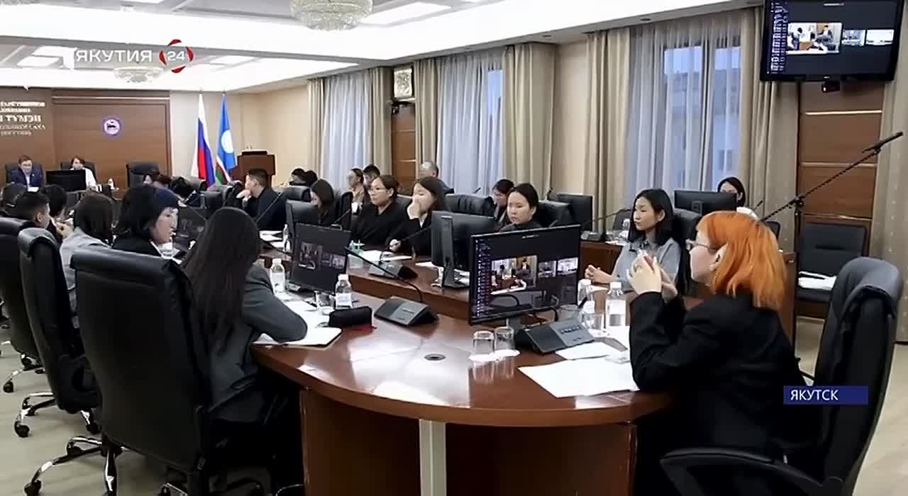 В Ил Тумэне состоялся круглый стол на тему совершенствования механизмов поддержки органов местного самоуправления в области молодежной политики в Якутии
